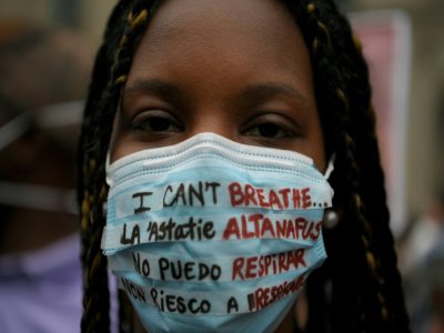 Une manifestante pour dénoncer le racisme, le 7 juin 2020 à Barcelone - LLUIS GENE [AFP]