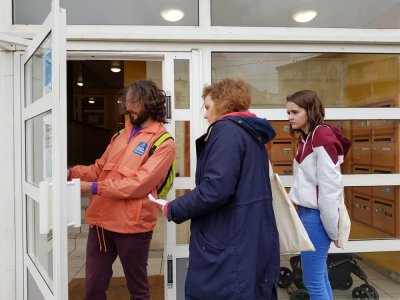 Le Secours catholique a réalisé des tournées dans les quartiers, notamment au Chemin-Vert et à la Guérinière, pour garder du lien avec les habitants.