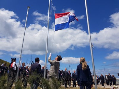4. Levée de drapeaux
La cérémonie à Vierville-sur-Mer a débuté par le passage de la patrouille de France avant la traditionnelle levée de drapeaux. Les Pays-Bas et huit autres pays alliés ont trouvé leur place dans le ciel normand.