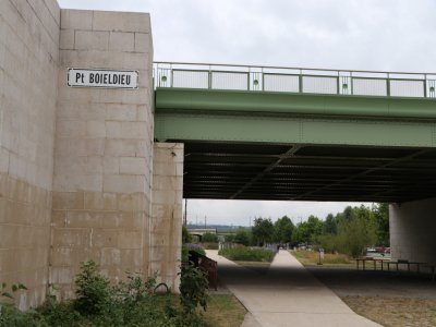 Le filet est placé sous le pont Boieldieu, au-dessus de la promenade, rive gauche.