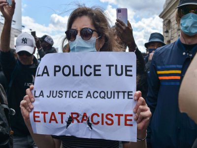 Un grand nombre de personnes se sont rassemblees le 6 juin 2020 Place de la Concorde, près de l'ambassade américaine à Paris, en hommage à George Floyd et pour dénoncer les violences policières en France.