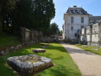 Partiellement ruinée à la Révolution, l'abbaye Saint-Wandrille conserve néanmoins tout son charme. - Elodie Laval