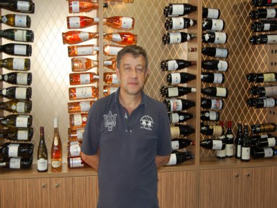Laurent Dupont présente ses deux passions : le vin et les voitures miniatures ! - Christian Pedron