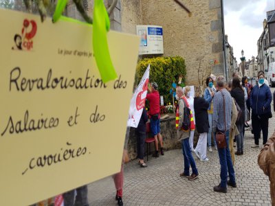 Après Alençon et L'Aigle, des petits papiers multicolores ont porté les revendications des soignants mardi 9 juin devant l'hôpital de Sées. - Eric Mas