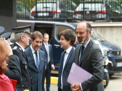 Le Premier ministre Edouard Philippe (d), accompagné par les ministres de l'Intérieur Christophe Castaner (2e g) et du Logement Julien Denormandie (2e d), rencontre le directeur général de la Police nationale, Frédéric Veaux (g), le 9 juin 2020 à Evr - Ludovic Marin [POOL/AFP]
