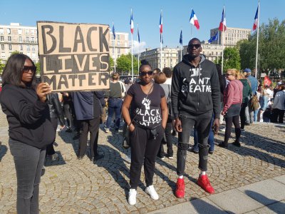 "Black lives matter", les vies noires comptent en français.
Ce message a fleuri sur de nombreuses pancartes lors d'un rassemblement contre les violences policières, le mardi 9 juin au Havre.