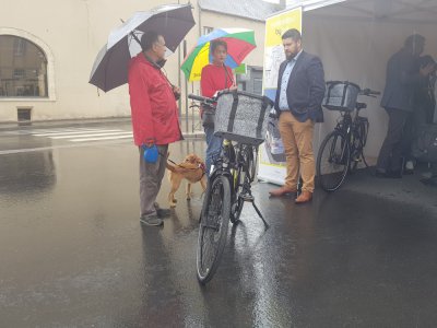 Un stand Bycycle était installé mercredi 10 juin, sur le marché de la Place Saint-Pierre à Bayeux pour présenter les vélos à assistance électrique.