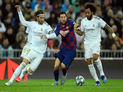 Lionel Messi pris en tenailles par Sergio Ramos à gauche, et Marcelo à droite, lors du match entre le Barça et le Real Madrid au stade  Bernabeu de Madrid le 1er mars 2020. (ARCHIVES) - OSCAR DEL POZO [AFP/Archives]