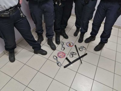 Les policiers en colère ont déposé leurs menottes au commissariat de Coutances, le jeudi 11 juin. - Unité SGP