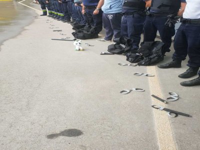 Les policiers en colère ont déposé leurs menottes devant le commissariat de Saint-Lô, le jeudi 11 juin. - Unité SGP