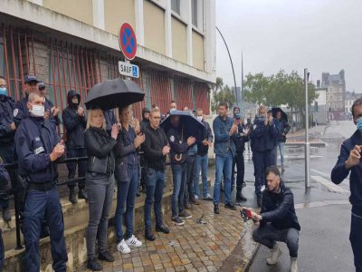 Ils étaient plusieurs dizaines réunis devant le commissariat de Cherbourg ce vendredi 12 juin, pour exprimer leur désaccord avec le ministre de l'Intérieur. - Unité SGP Police