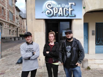Geoffrey Rier (à droite) a ouvert son salon en compagnie de deux autres tatoueurs, Alzéda (au centre) et Alexandre (à gauche) - Mathieu Marie