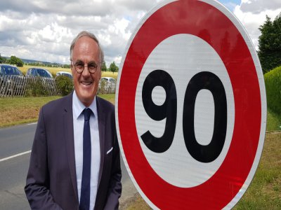 Le président du Conseil départemental de l'Orne Christophe de Balorrre a dévoilé le premier panneau dans le département, qui permet un retour à 90 km/h.