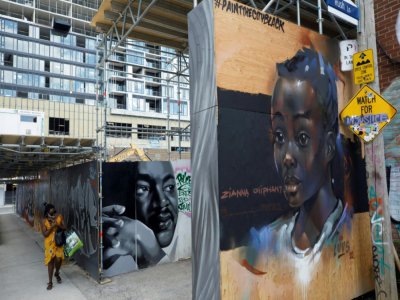 Des fresques murales représentant Martin Luther King (g) et Zianna Oliphant à "Graffiti Alley", le 11 juin 2020 à Toronto - Cole BURSTON [AFP]