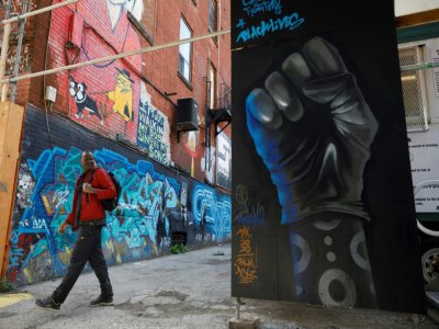 Une fresque murale représentant un poing ganté et levé à Graffiti Alley, le 11 juin 2020 à Toronto - Cole BURSTON [AFP]