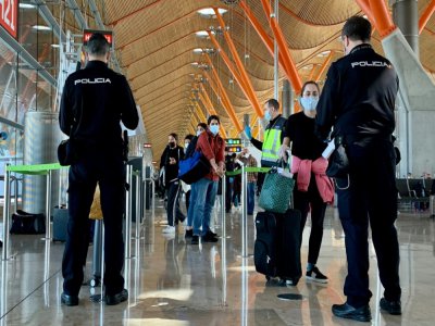 Des voyageurs sont contrôlés à leur arrivée à l'aéroport de Madrid-Barajas, le 16 mai 2020 - GABRIEL BOUYS [AFP/Archives]