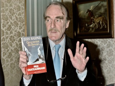 Jean Raspail, le 2 décembre 1986, alors qu'il vient de recevoir le prix Chateaubriand pour son livre "Qui se souvient des Hommes..." - Pascal GEORGE [AFP/Archives]