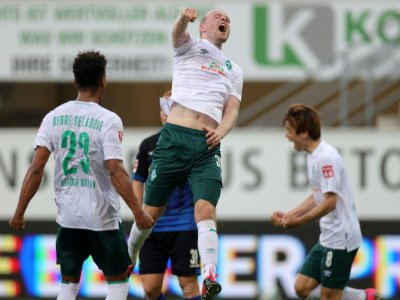 Le Néerlandais Davy Klaassen, félicité par ses coéquipiers, s'est offert un doublé dans la large victoire du Werder Brême à Paderborn, le 13 juin 2020 - Friedemann VOGEL [POOL/AFP]