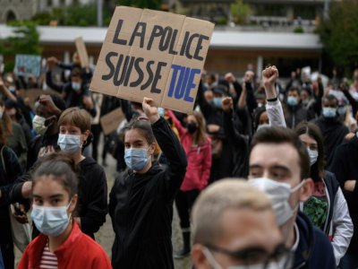 Manifestation contre les violences policières à Lausanne, en Suisse, le 13 juin 2020 - Fabrice COFFRINI [AFP]