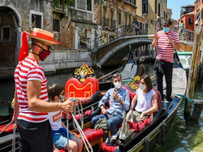 Des gondoliers promènent des clients à Venise, le 12 juin 2020 - ANDREA PATTARO [AFP]