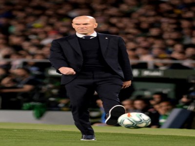 L'entraîneur français de Barcelone, Zinédine Zidane, lors du match de Liga sur la pelouse du Betis Seville, le 8 mars 2020 - CRISTINA QUICLER [AFP/Archives]