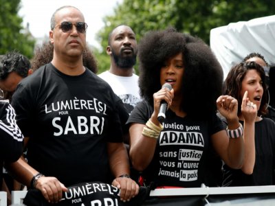 Assa Traoré (c), la soeur d'Adama Traoré décédé en 2016 après son interpellation par la police, et le père de Sabri (g), tué dans un accident de moto en mai dernier, participent à une manifestation contre le racisme et les violences policières, place - Thomas SAMSON [AFP]