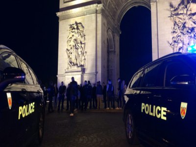 Des policiers manifestent devant l'Arc de Triomphe, le 13 juin 2020 à Paris - Philippe DUPEYRAT [AFP]