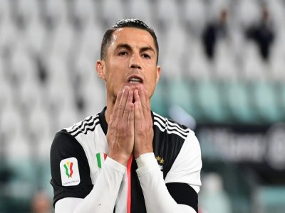 L'attaquant portugais de la Juventus Turin Cristiano Ronaldo après avoir manqué un pénalty en demi-finale retour de la Coupe d'Italie face à l'AC Milan le 12 juin 2020 à Turin. - Miguel MEDINA [AFP]