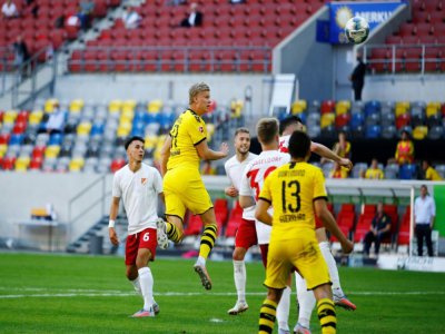 L'attaquant norvégien du Borussia Dortmund Erling Braut Haaland s'élève pour inscrire de la tête le but de la victoire de son équipe (1-0) sur la pelouse du Fortuna Düsseldorf lors de la 31e journée du Championnat d'Allemagne, le 13 juin 2020. - LEON KUEGELER [POOL/AFP]