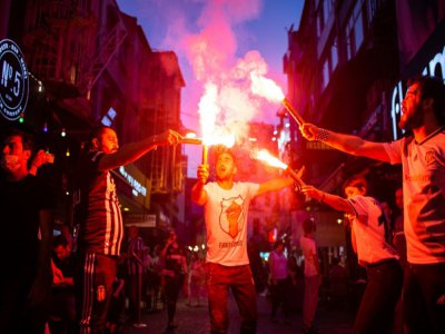 Des supporters turcs avant la rencontre opposant Besiktas à Antalyaspor le 13 juin 2020 à Istanbul. - Yasin AKGUL [AFP]