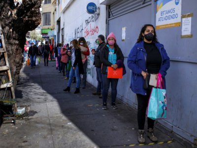 Des personnes font la queue devant un supermarché avant le début du confinement, le 12 juin 2020 à Valparaiso, au Chili - ADRIANA THOMASA CARBALLO [AFP]