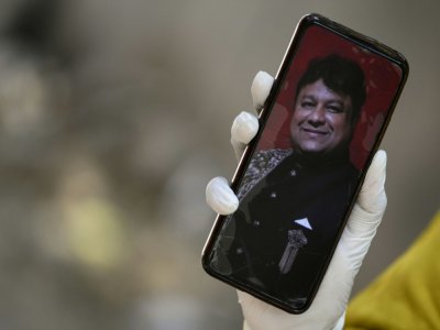 La photo d'Ashwani Jain, décédé du coronavirus dans une ambulance, sur l'écran du smartphone de sa fille lors d'une interview avec l'AFP, le 6 juin 2020 à New Delhi - Sajjad HUSSAIN [AFP]