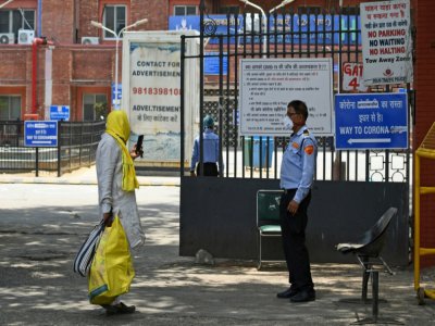 Un garde de sécurité devant l'entrée de l'hôpital Lok Nayak Jai Prakash, le 11 juin 2020 à New Delhi, en Inde - Sajjad HUSSAIN [AFP]
