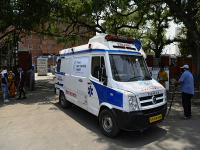 Une ambulance sort de l'hôpital Lok Nayak Jai Prakash, le 11 juin 2020 à New Delhi, en Inde - Sajjad HUSSAIN [AFP]