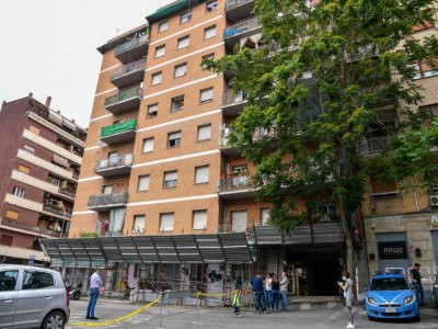 L'immeuble où un nouveau foyer de Covid-19 a été détecté, le 13 juin 2020 à Rome - Tiziana FABI [AFP]