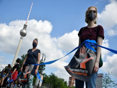 Chaîne humaine contre le racisme à Berlin, le 14 juin 2020. - John MACDOUGALL [AFP]
