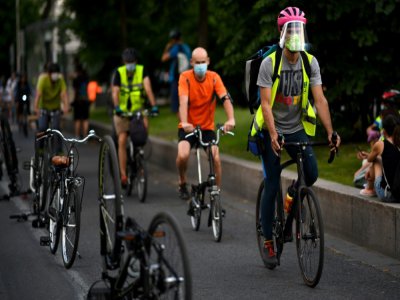 Des cyclistes le jour mondial du vélo à Madrid, le 3 juin 2020 - Gabriel BOUYS [AFP/Archives]