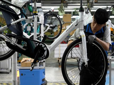 Un ouvrier travaille sur un vélo connecté dans les ateliers de l'usine Giant, à Taichung, le 21 mai 2020 - Sam YEH [AFP/Archives]