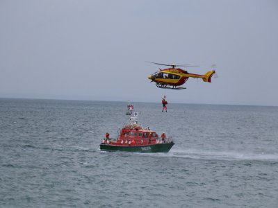 Secours en mer : un exercice d'hélitreuillage, opération bien souvent nécessaire lors des différentes interventions orchestrées par le Cross de Jobourg.