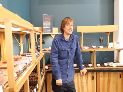 Le chocolatier rouennais Maxime Fessard a pu maintenir sa trésorerie et note un retour des clients depuis le déconfinement.