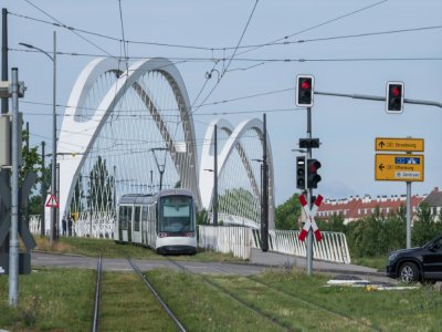 Un tramway venant de France arrive à Kehl, en Allemagne, le 15 juin 2020, avec la réouverture des frontières - PATRICK HERTZOG [AFP]