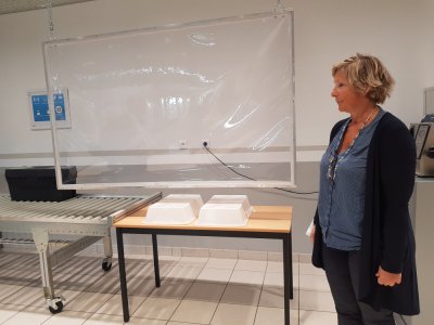 Maryline Haize-Hagron, directrice de l'aéroport Caen-Carpiquet, montre les nouvelles installations sanitaires, comme ce plexiglas.