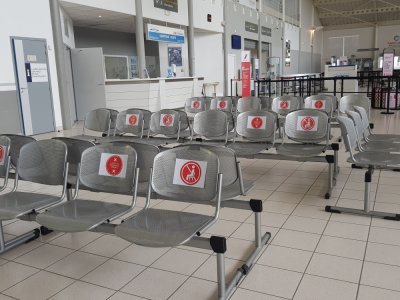 Certains siègent ont été condamnés dans l'aéroport pour permettre la distanciation sociale.