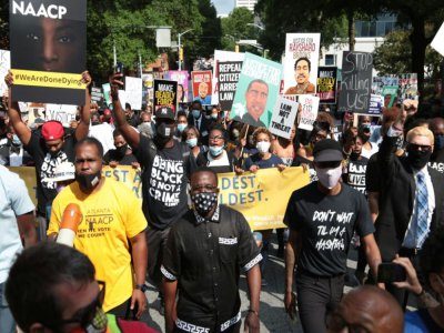 Des manifestants se rassemblent pour une marche organisée par la National Association for the Advancement of Colored People (NAACP) à Atlanta, dans le sud des Etats-Unis, après la mort d'un homme noir sous les balles d'un policier blanc - Wes BRUER [AFP]