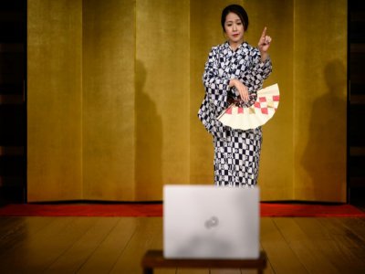 La geisha "Chacha" danse durant une soirée en ligne avec des clients de "Meet Geisha", à Hakone le 13 juin 2020 - Philip FONG [AFP]