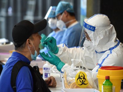 Le dépistage des nombreux cas de coronavirus qui ont surgi cette semaine à Pékin a mis en quarantaine dix quartiers de la capitale. 
