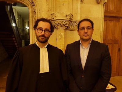 Khalid Bouksib, à côté de son avocat Me Grégoire Leclerc, a finalement été relaxé de l'usurpation d'identité, le lundi 15 juin, au tribunal correctionnel de Rouen.