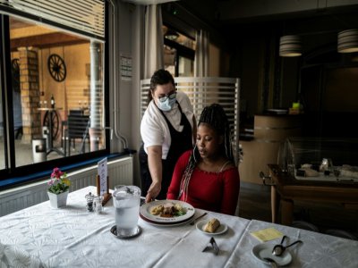 Un élève apprend à servir à table au lycée hôtelier La Vidaude, à Saint-Genis-Laval, le 11 juin 2020 - JEFF PACHOUD [AFP]