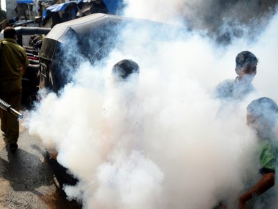 Opération de fumigation pour tuer les moustiques à Bombay, le 11 juin 2020 - Punit PARANJPE [AFP]
