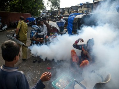 Opération de fumigation dans un bidonville de Bombay le 12 juin 2020 - Punit PARANJPE [AFP]